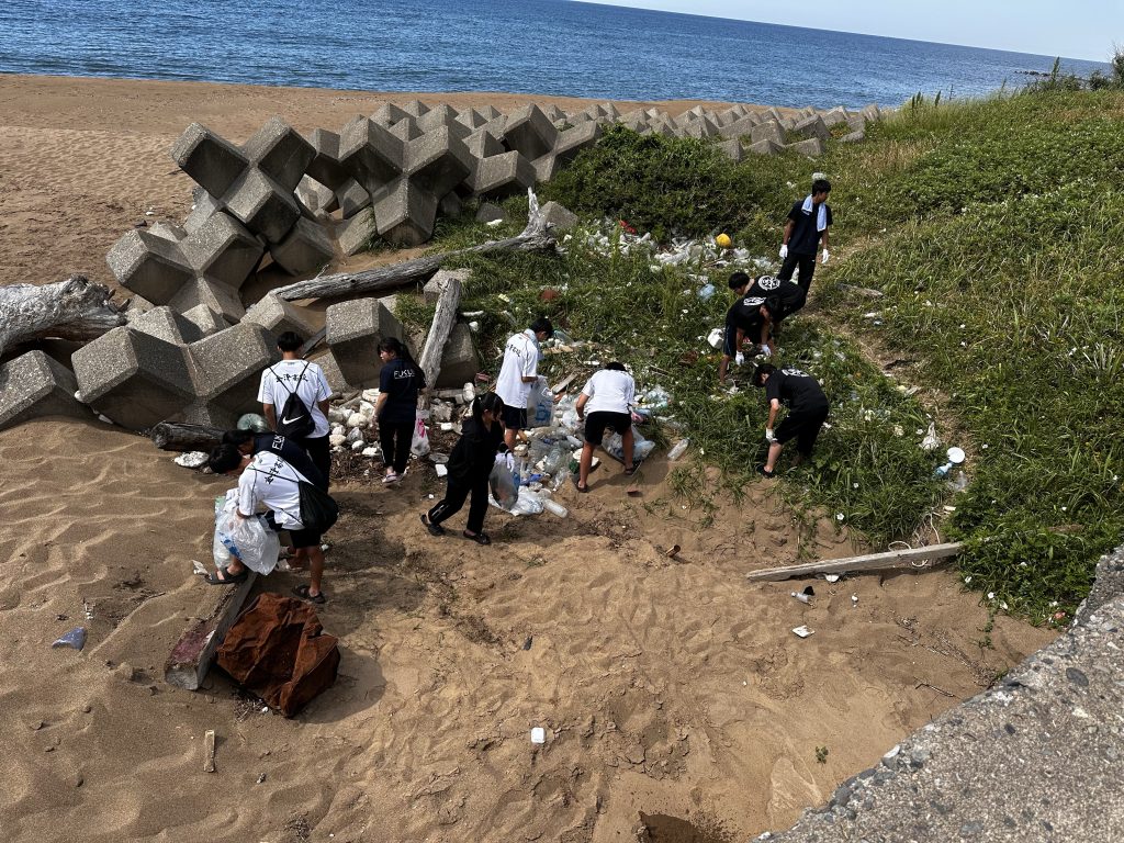 6月7日（日）カヌースプリント部が海岸清掃ボランティア活動に参加しました