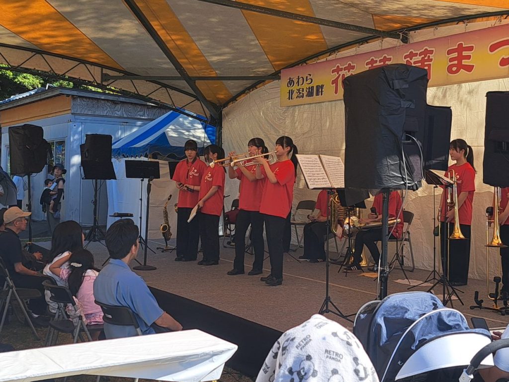 吹奏楽部が花菖蒲まつりで演奏しました。