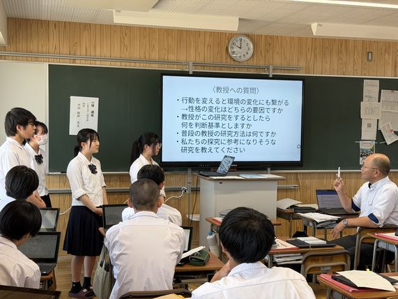 ２年探究で「教授質問会」を開催しました（7/10）