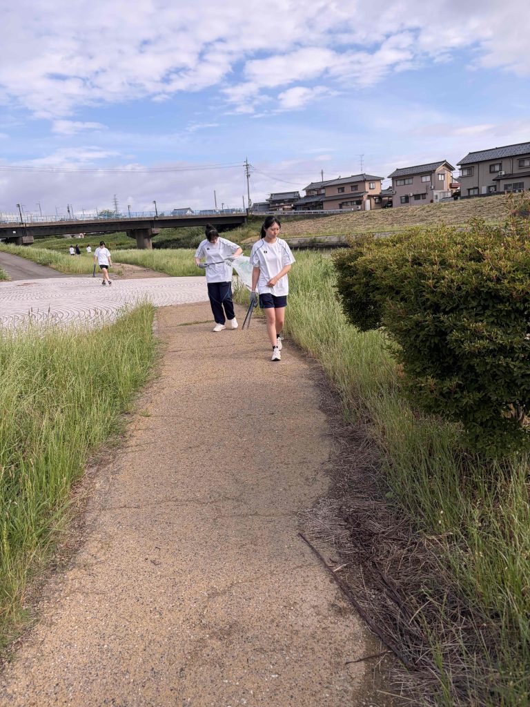 JRC部が竹田川の清掃活動に参加しました。